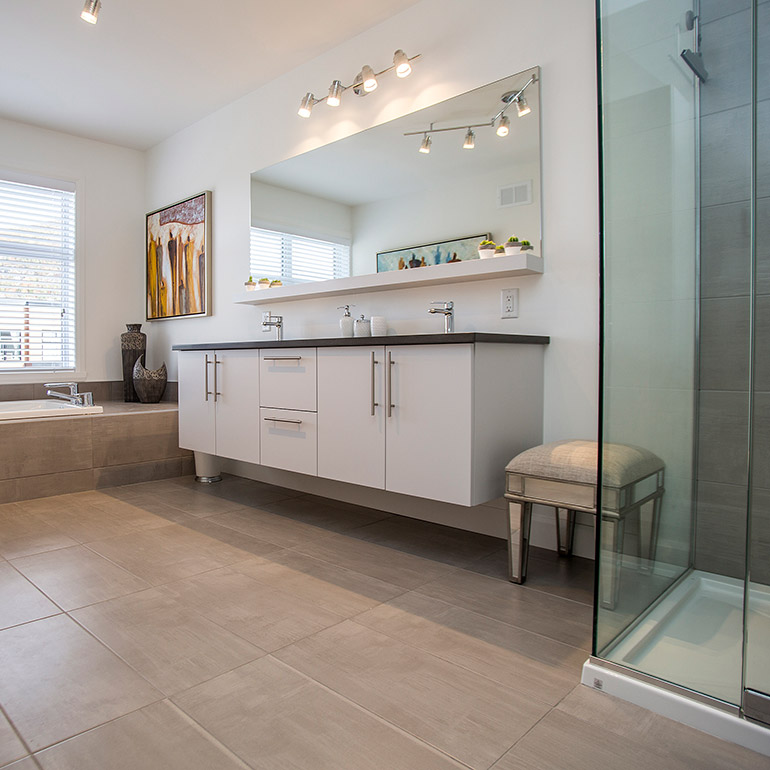 Cuisines Beauregard | Grande salle de bain contemporaine avec armoires en thermoplastique et comptoir de quartz